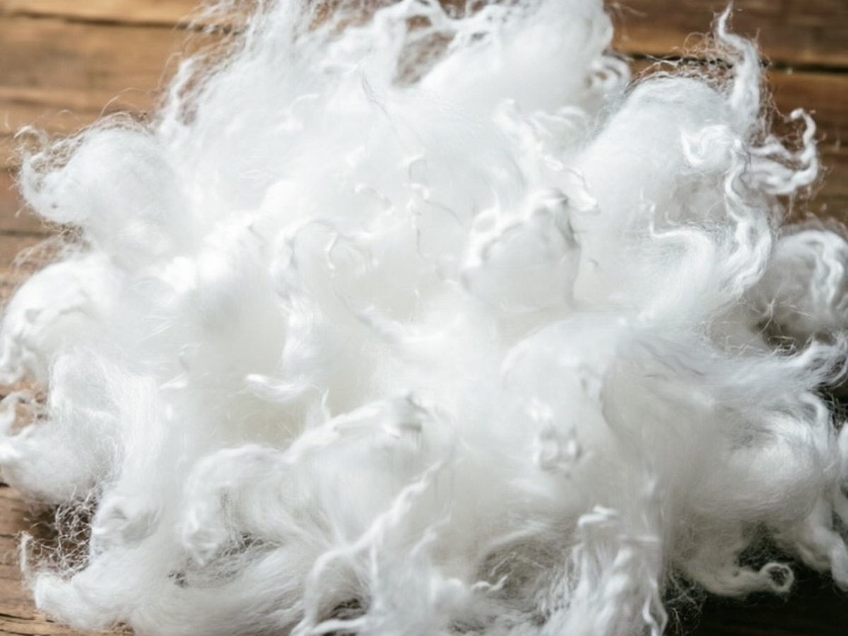 White recycled polyester staple fiber for nonwoven applications